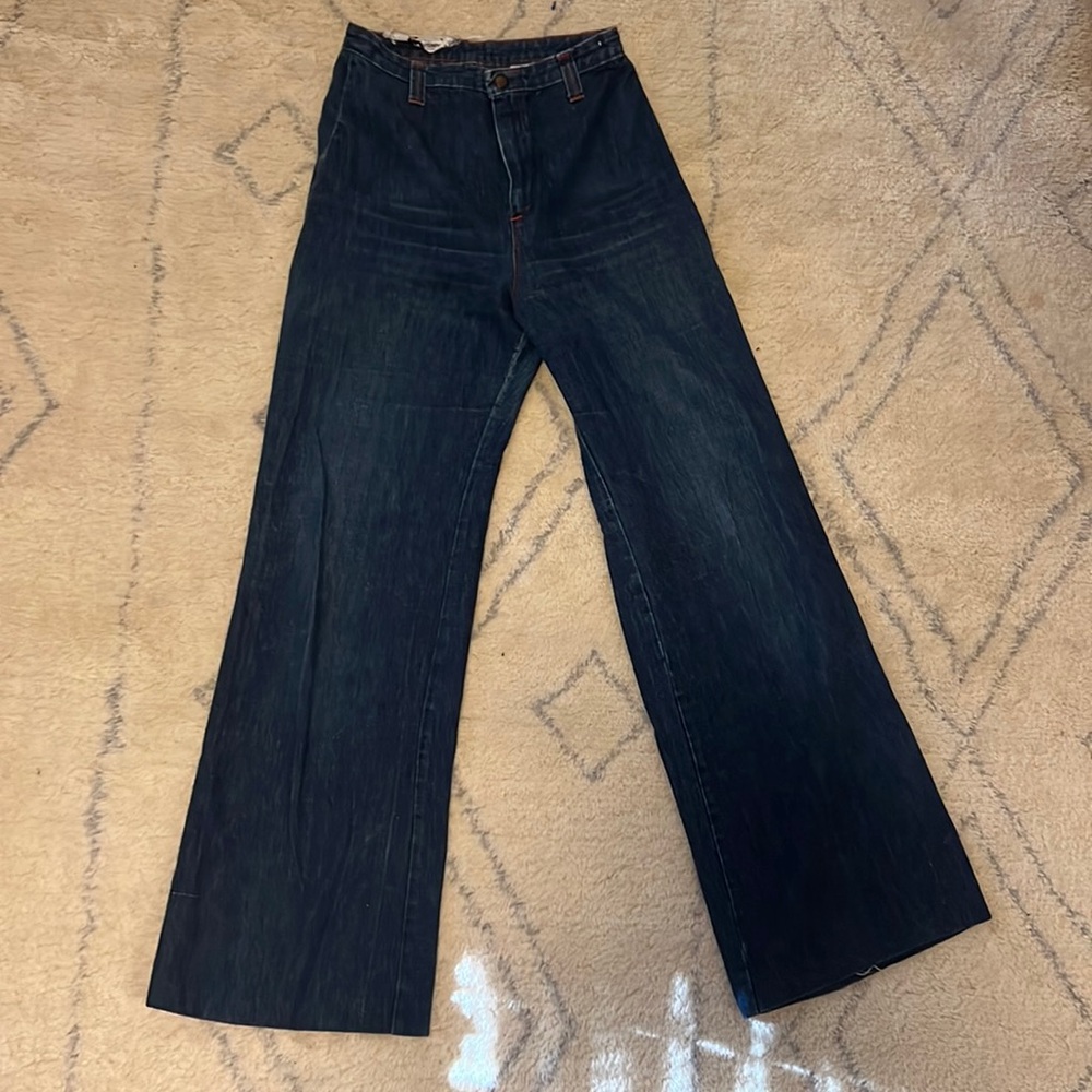 Totally cool Vintage high waisted jeans on dark denim